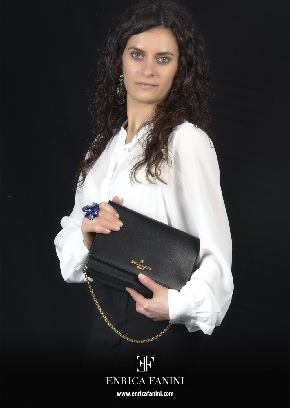 foto per pubblicità modella con borse ad arezzo